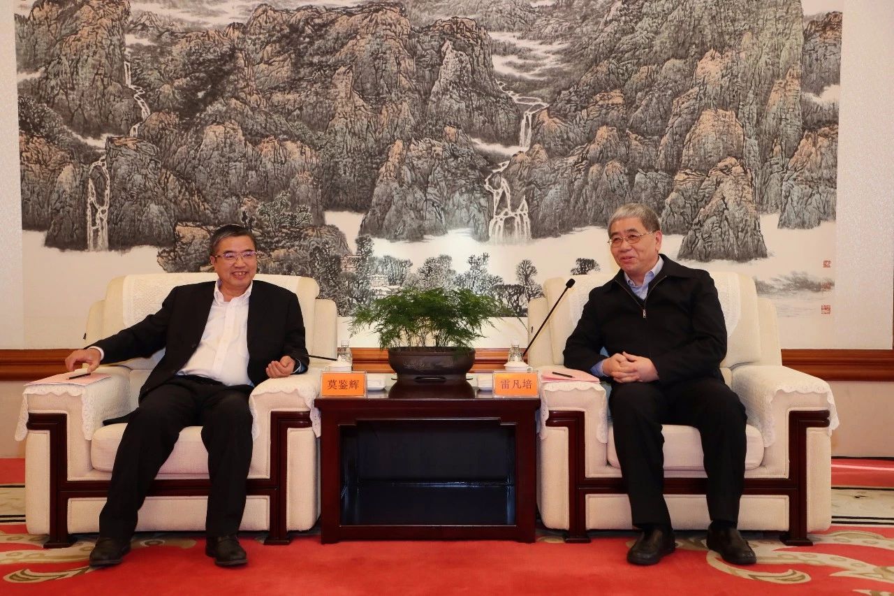 雷凡培會見中國船級社黨委副書記、總裁莫鑒輝一行