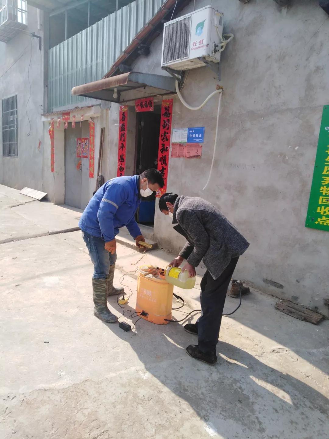 王文明正在配製消毒液