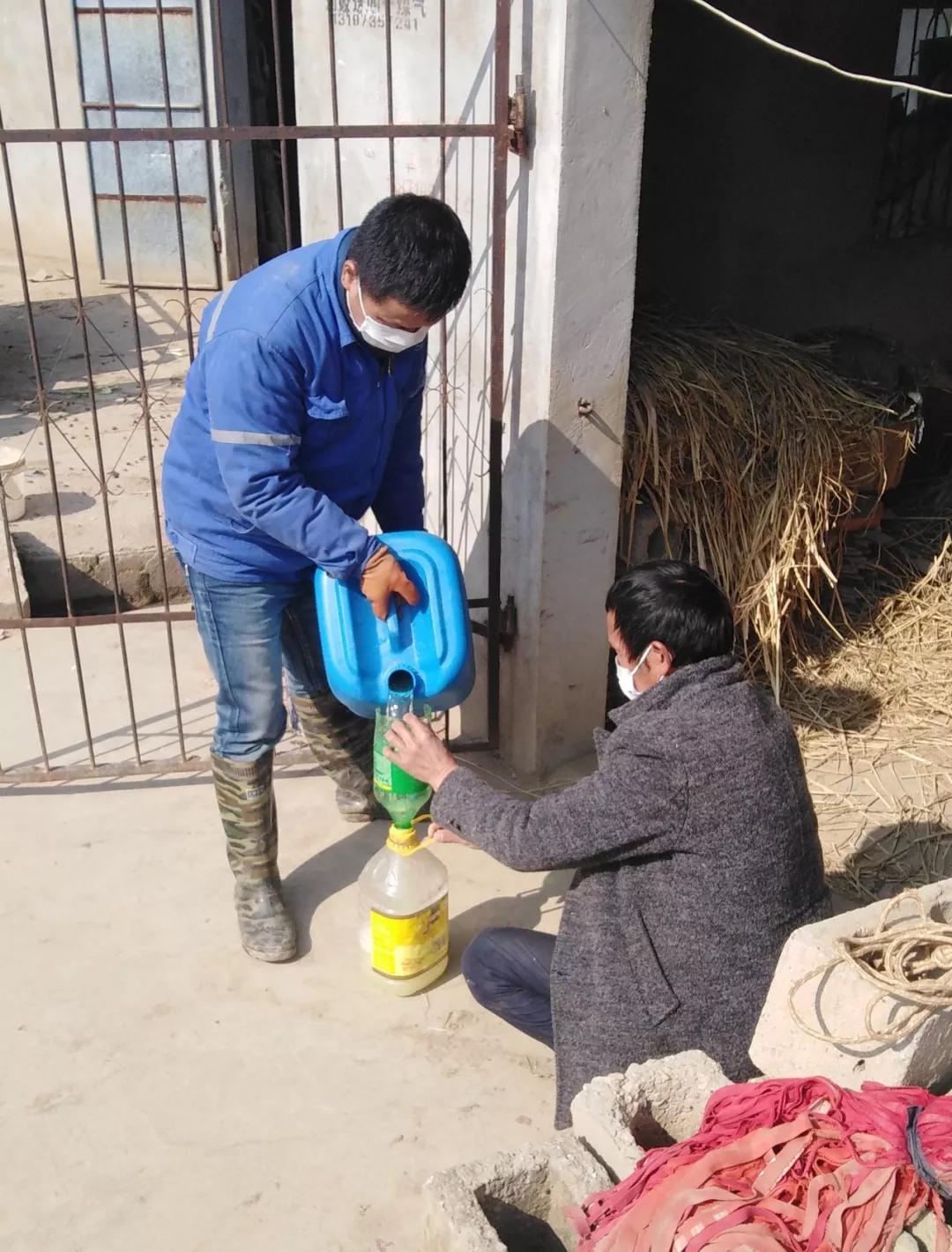 王文明正在配製消毒液