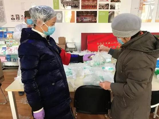 為樓棟分發口罩，並為包裝袋消毒