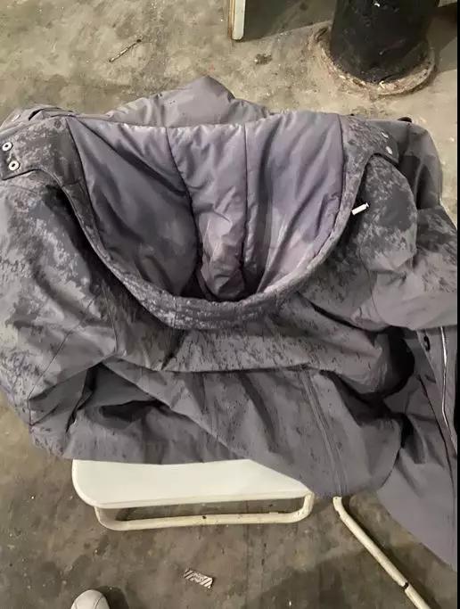 外衣被雨雪打濕，心裏卻滿是幹勁